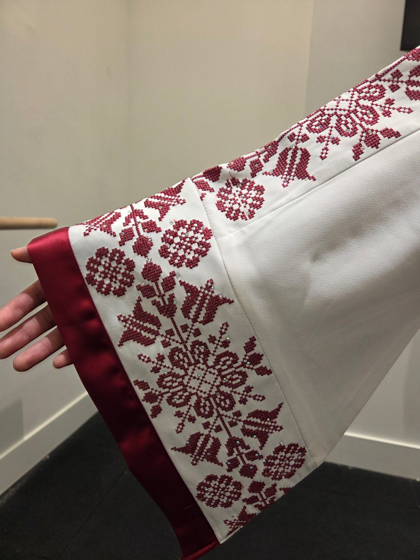 Leyla Thobe Bridal White and Red Traditional Full tatreez Back and Front Thobe With Matching head Veil