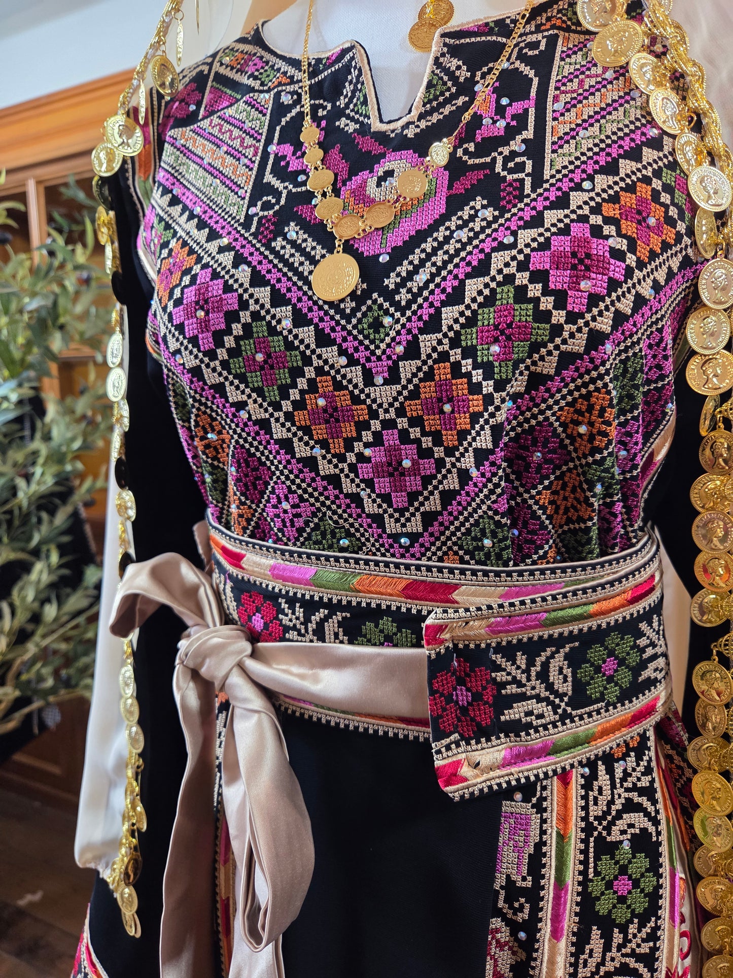 Tulip Thobe - Black Flower Traditional Full Tatreez Back and Front Palestinian Thobe