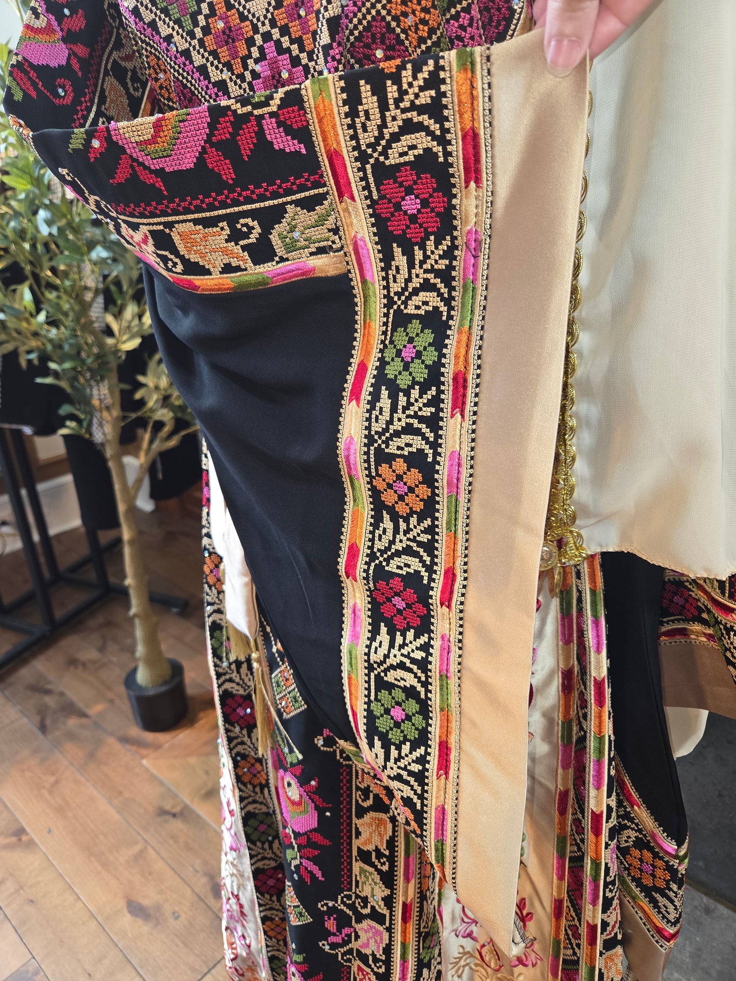 Tulip Thobe - Black Flower Traditional Full Tatreez Back and Front Palestinian Thobe